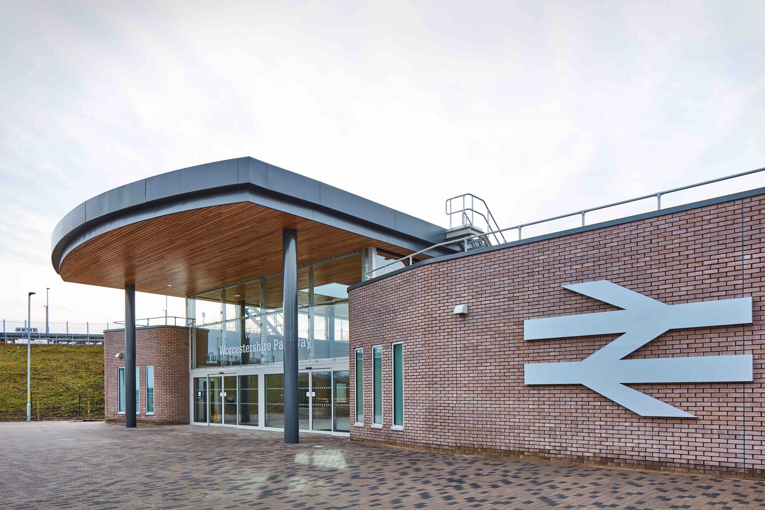 Worcestershire County Council’s aspiration for a new transport centre became reality on Sunday with the opening of Worcestershire Parkway.  This has been an ambition for the County for over 30 years, and now SLC Rail, specialists in making third party rail schemes happen, has supported Worcestershire County Council to deliver the station.